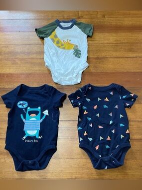 Baby GAP One-Piece Bodysuits - Frog, Paper Airplanes & Giraffe Size 6-12 Months
